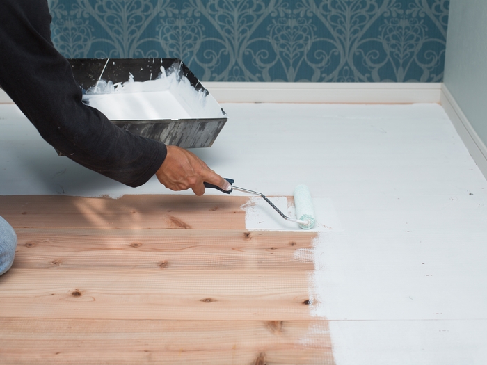 ペンキを塗る人