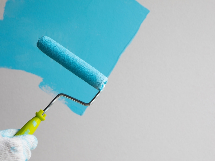 ペンキを塗る人